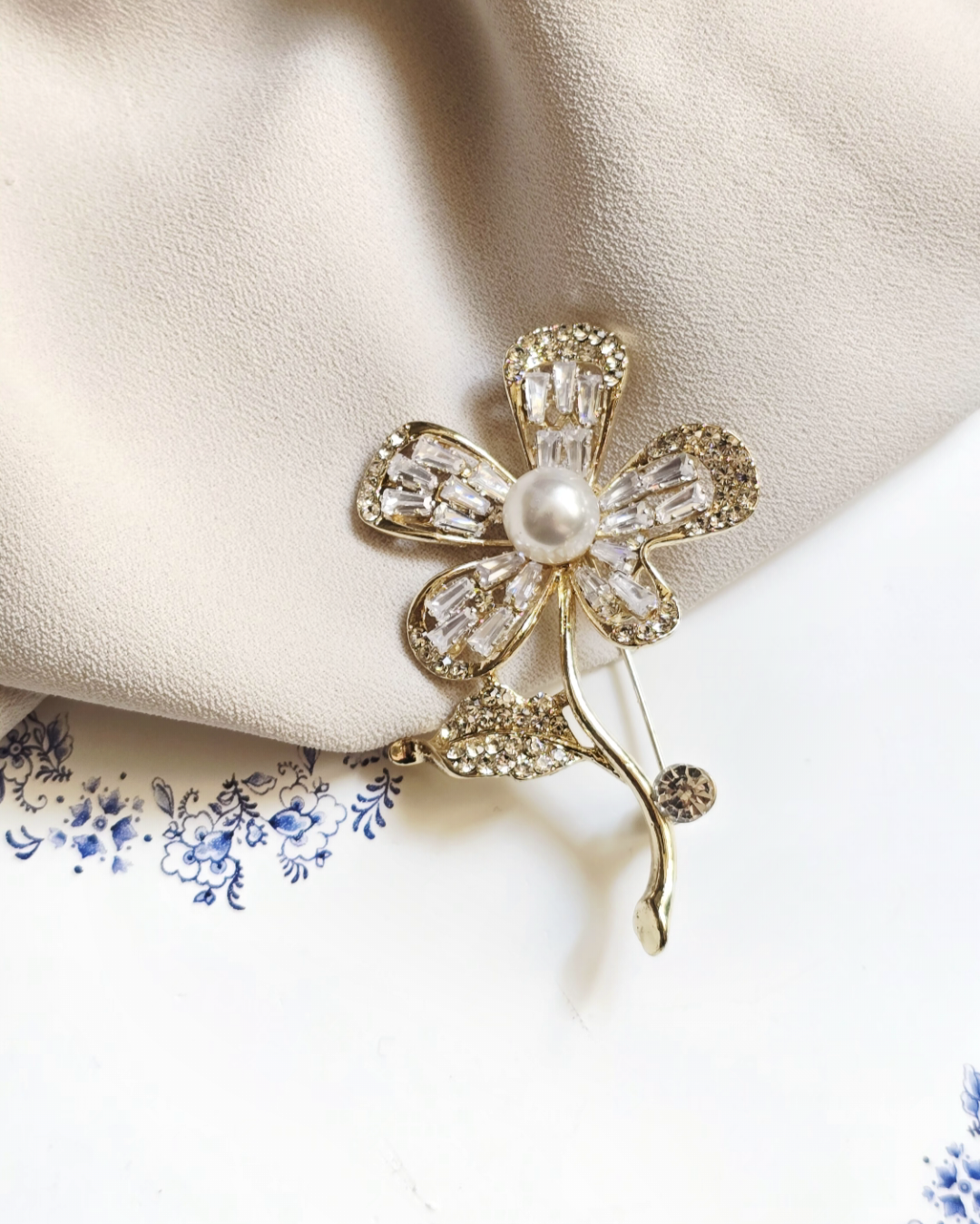 گل‌سینه گل طلایی ساقه دار