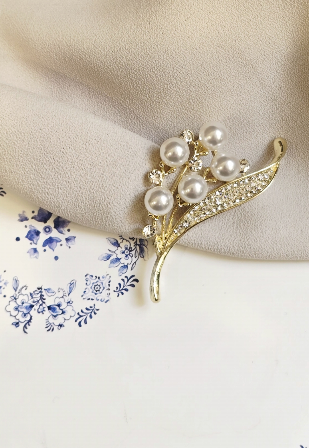 گل‌سینه شاخه نگین و مروارید