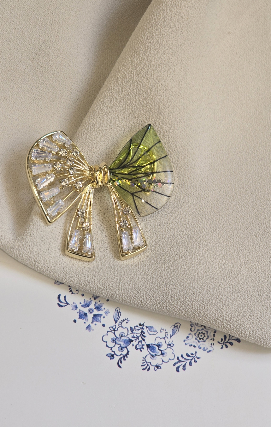 گل‌سینه پاپیون شیشه ایی