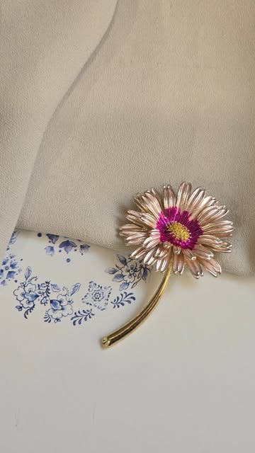 گل‌سینه مینیمال میناکاری صورتی