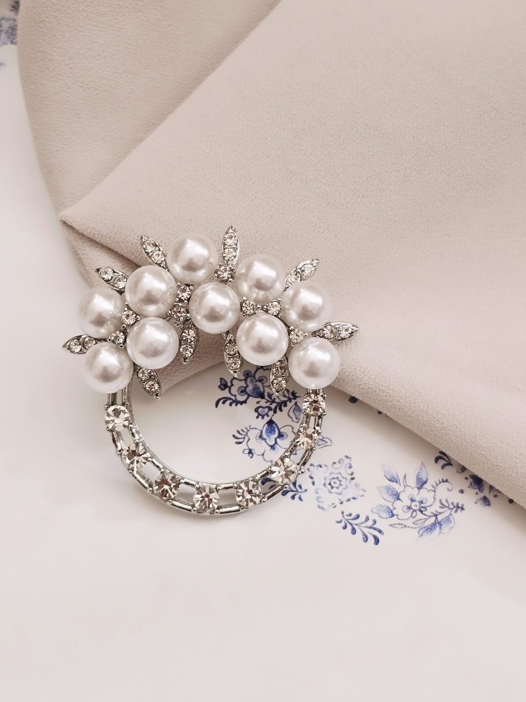 گل‌سینه مرواریدی لاکچری